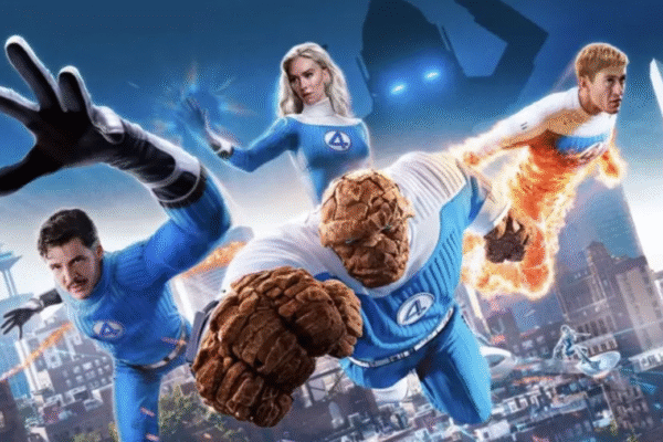 Los 4 Fantásticos película 2025: Marvel apuesta por una historia retrofuturista con Pedro Pascal y Vanessa Kirby Cuatro superhéroes con trajes azules y el número 4 en el pecho posan dramáticamente sobre una ciudad en esta escena de Los 4 Fantásticos película 2025. Uno estira el brazo, otro se vuelve invisible, otro tiene un cuerpo rocoso y otro está en llamas mientras una figura sombría se cierne sobre él.